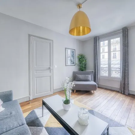 Best Location Near The Arc De Triomphe