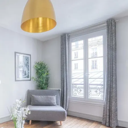 Best Location Near The Arc De Triomphe