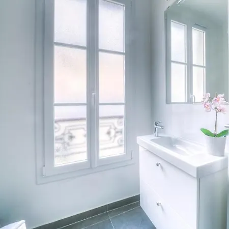Best Location Near The Arc De Triomphe